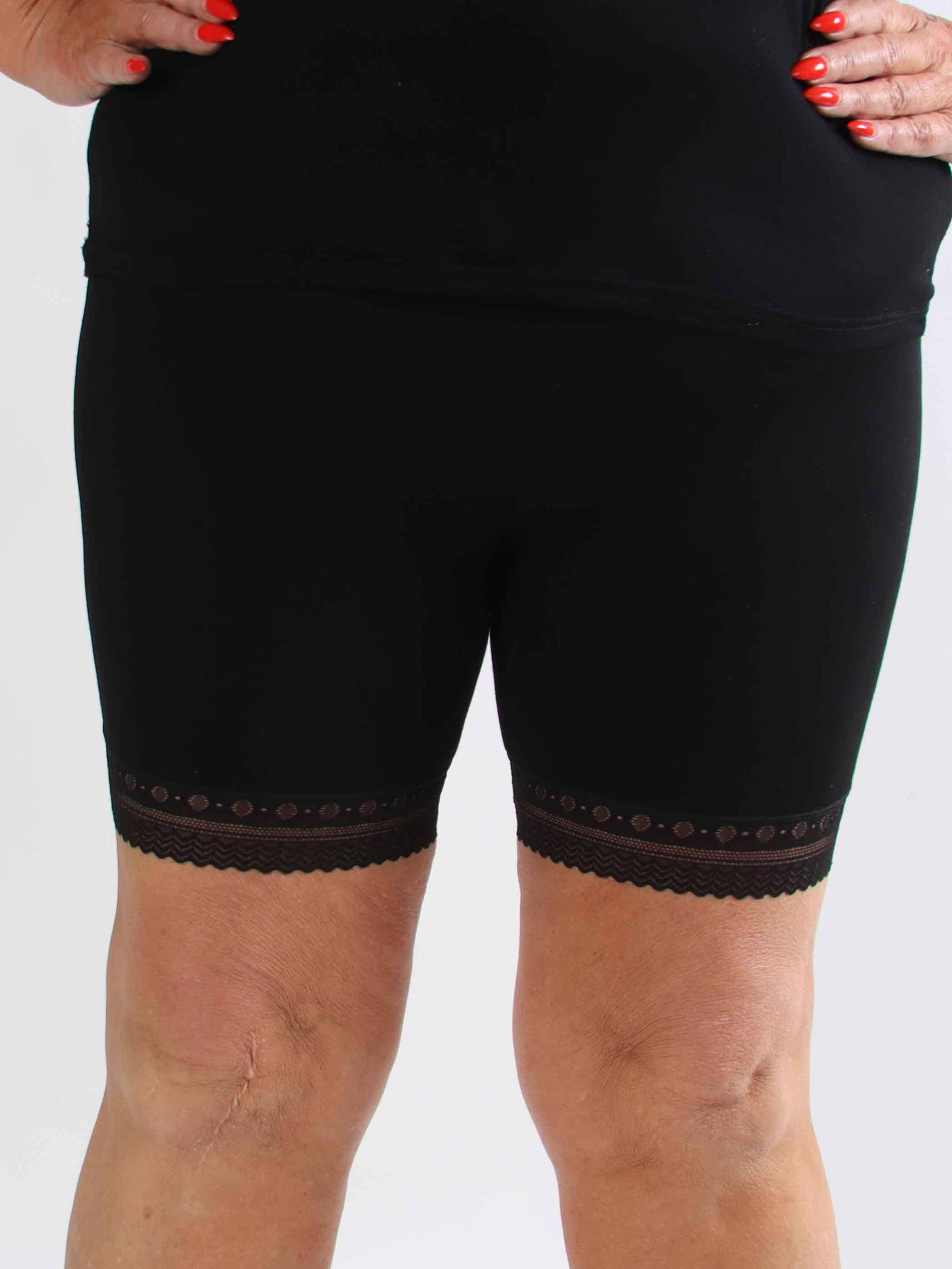 Rory - Bløde plus size cykelshorts i viskose med fin blondekant for et feminint touch